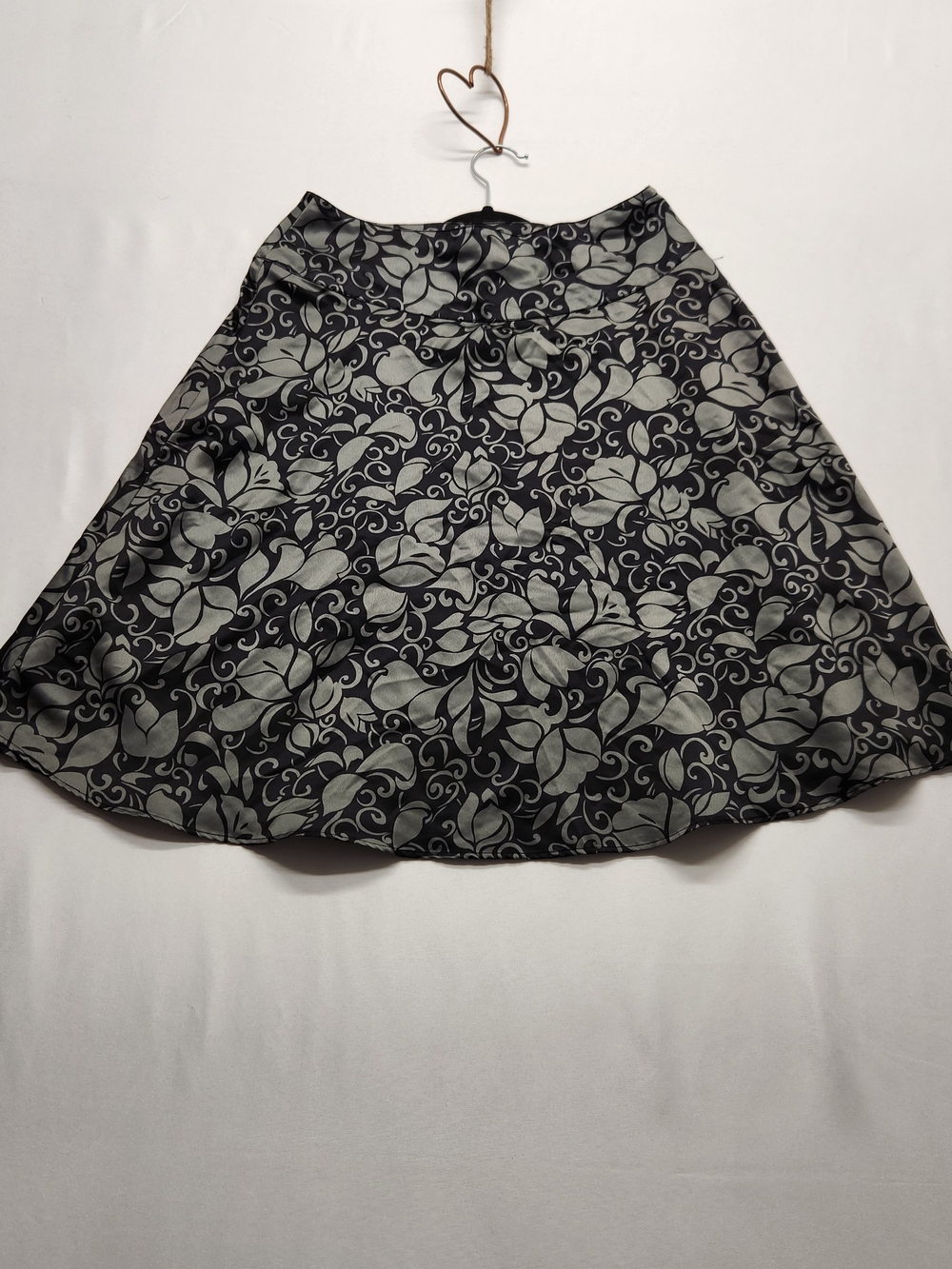 ⭐️New York & Company Silky Rayon Feel Poly A-Line Skirt Size 4 Black Grey Leaf